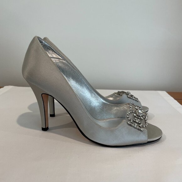 New Ragazza Silver Peau de Soie Open Toe Pumps with Rhinestone Decoration - Picture 2 of 4